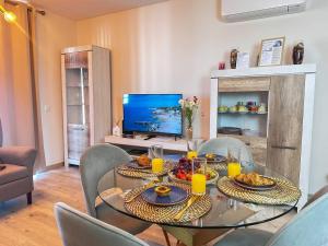 a dining room with a glass table with food on it at Elite 7E - Vistas Mar na Praia da Rocha in Portimão +43 photos