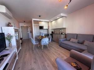 a living room with a couch and a table at Elite 7E - Vistas Mar na Praia da Rocha in Portimão