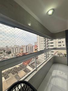 Apartamento Praia Grande caiçara في برايا جراندي: شرفة مطلة على المدينة