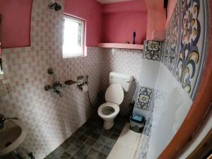Un baño pequeño con inodoro y lavabo. en NG Resthouse, en Pokhara