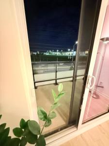 une usine installée dans une fenêtre donnant sur une rue dans l'établissement Executive Condo in Prime Erin Mills Location l Walk to Mall and Hospital, à Mississauga