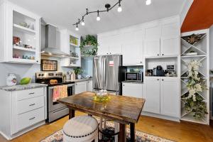 Køkken eller tekøkken på Spacious 4BD Augusta Retreat Near the Masters! BBQ