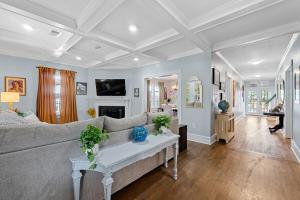 Et tv og/eller underholdning på Spacious 4BD Augusta Retreat Near the Masters! BBQ