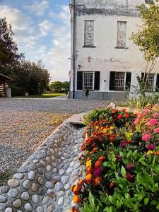 a building with a bunch of flowers in front of it at BotanicaSuiteTorino in Baldissero Torinese