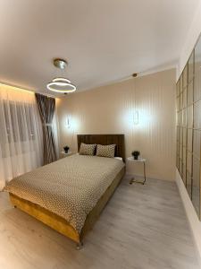a bedroom with a large bed in a room at Elite Glow Studio in Roşu