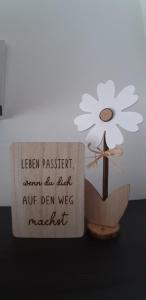 a sign with a flower on it next to a vase at Bilstein RE04 in Sögel