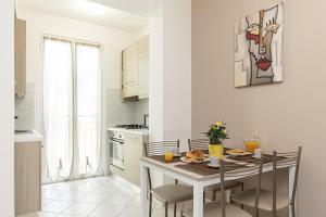 a kitchen with a table and chairs in a room at Casa Mary 2 - 80 mt dal mare - centro storico in Varazze