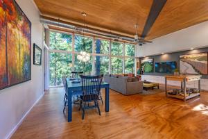 sala de estar con mesa azul y sofá en Happenstance Vineyards home, en Lyle