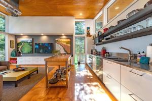 Una cocina grande con gabinetes blancos y una mesa. en Happenstance Vineyards home, en Lyle