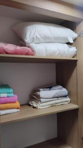 a shelf with pillows and folded towels on it at Dosquebradas apartamento lux in Dosquebradas