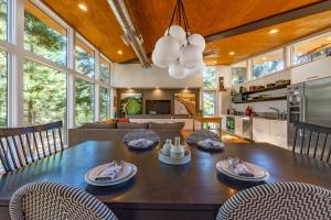 Una cocina y un comedor con mesa y sillas. en Happenstance Vineyards home, en Lyle 28 fotos más
