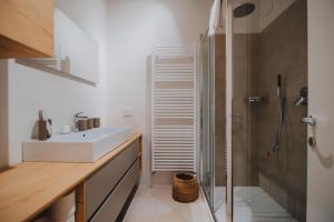 ムッソにあるExclusive Garden Apartment with Lake View & Poolの洗面台とシャワー付きのバスルーム