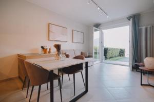 ムッソにあるExclusive Garden Apartment with Lake View & Poolのテーブルと椅子のあるダイニングルーム +33枚の写真