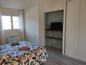 a bedroom with a bed and a television in it at Villa Les Combes avec piscine chauffée in Proissans +16 photos
