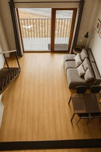 una sala de estar con un sofá y una mesa en Alpine Vista Gudauri, en Gudauri