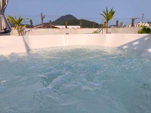a large swimming pool with blue water at Cobertura na Praia Grande in Praia Grande