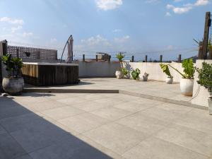 a patio with potted plants on top of a building at Cobertura na Praia Grande in Praia Grande