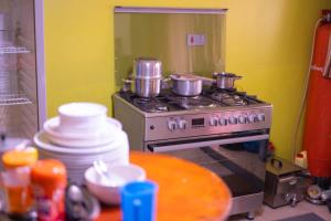 Una cocina o cocineta en Northern Skyz Villas
