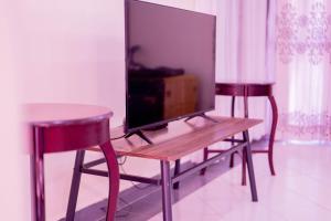 Una televisión o centro de entretenimiento en Northern Skyz Villas