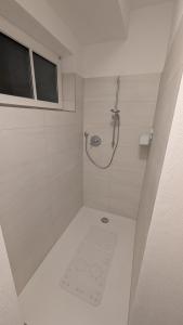 Ένα μπάνιο στο Ferienzimmer Salzachstadt 2 OG