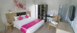 Katil atau katil-katil dalam bilik di Ko Lanta Hotels and Working Space +113 gambar