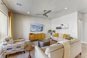 Una sala de estar con dos sofás y un televisor. en Zion Village Family Escape, en Hurricane