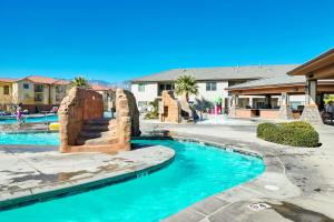 una piscina en un resort con un tobogán de agua en Zion Village Family Escape, en Hurricane