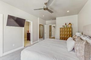 1 dormitorio blanco con 1 cama grande y ventilador de techo en Zion Village Family Escape, en Hurricane 28 fotos más