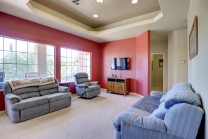 TV a/nebo společenská místnost v ubytování Family-Friendly Home Near Zion National Park!