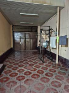 Habitación vacía con suelo de baldosa y puerta en Lucky Hostel oilaviy korxona, en Yakkasaray