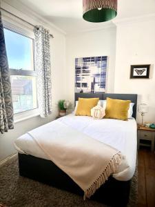 Ένα ή περισσότερα κρεβάτια σε δωμάτιο στο Airy Bright apartment in st Leonards
