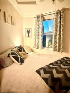 Ένα ή περισσότερα κρεβάτια σε δωμάτιο στο Airy Bright apartment in st Leonards