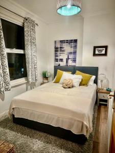 Ένα ή περισσότερα κρεβάτια σε δωμάτιο στο Airy Bright apartment in st Leonards