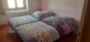 due letti uno accanto all'altro in una camera da letto di Doudou Vercors a Lans-en-Vercors