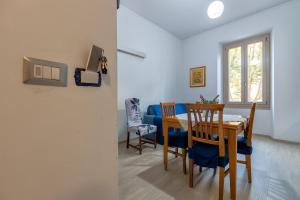a dining room with a table and chairs at Illy House Apartment in Alghero
