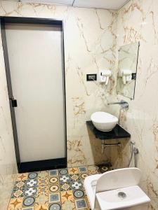 Koupelna v ubytování Hotel Keys Delight + 23 fotografií