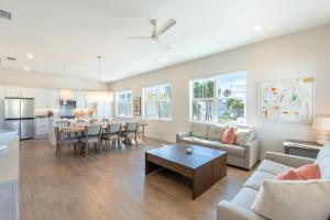 een woonkamer met een bank en een tafel bij Tranquil Daze by Sun Palace Vacations in Fort Myers Beach