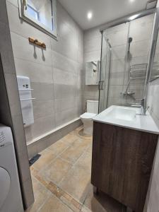 um banheiro com pia, chuveiro e vaso sanitário em LE MARIUS 2 PIECES 4 personnes Coeur de ville em Mèze