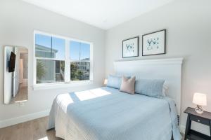 een witte slaapkamer met een bed en een raam bij Tranquil Daze by Sun Palace Vacations in Fort Myers Beach +39 foto's