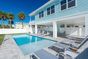 een zwembad in de achtertuin van een huis bij Tranquil Daze by Sun Palace Vacations in Fort Myers Beach