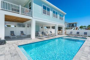een huis met een zwembad voor een huis bij Tranquil Daze by Sun Palace Vacations in Fort Myers Beach