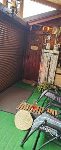 ダルウォボにあるLetnia willa Jacuzzi & Saunaの床にハサミが置いてある部屋