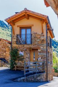 a stone house with a balcony on the side of it at El Apartamentín de Verdiago in Verdiago