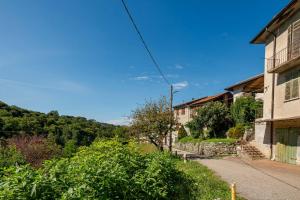 a house with a road next to a building at La casa nel verde di Francesco in Lipomo