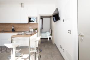 a kitchen with a table and chairs in a room at La casa nel verde di Francesco in Lipomo