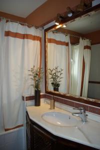 Ένα μπάνιο στο Villa Karina