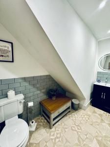 une salle de bain avec toilettes et lavabo dans l'établissement Luxury Pet-Friendly 2 Bed Retreat in Central Bowness with Copper Roll-Top Bath & Sun Terrace, à Bowness-on-Windermere