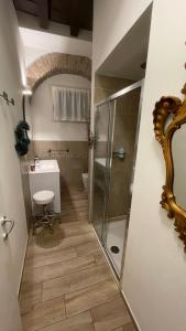 une salle de bains avec douche, lavabo et toilettes dans l'établissement Appartamento San Gallo Cremona Centro, à Crémone