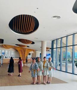 a group of people standing in a building at Nhà Nghỉ Đại Lý Bình Châu in Xuyên Mộc