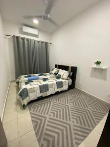 Postel nebo postele na pokoji v ubytování Teratak Zahisyam Homestay KLIA